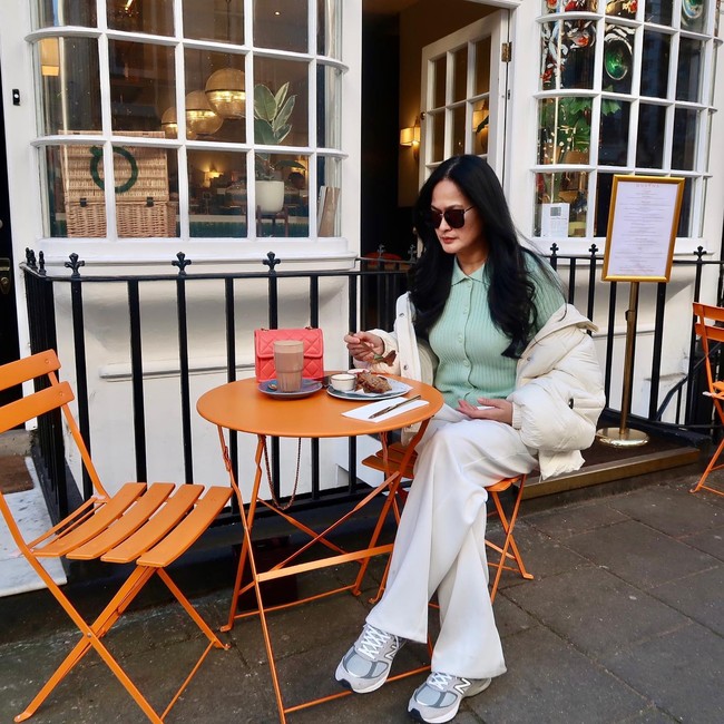 Begini gayanya ketika menikmati makanan di sebuah kafe cantik. Ibu Ricky Harun tersebut memilih kardigan dan jaket karena cuaca yang dingin. Kali ini ia memadukannya dengan speakers nan sporty.Foto: Instagram @donnaharunofficial