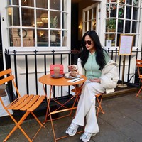 Begini gayanya ketika menikmati makanan di sebuah kafe cantik. Ibu Ricky Harun tersebut memilih kardigan dan jaket karena cuaca yang dingin. Kali ini ia memadukannya dengan speakers nan sporty.Foto: Instagram @donnaharunofficial