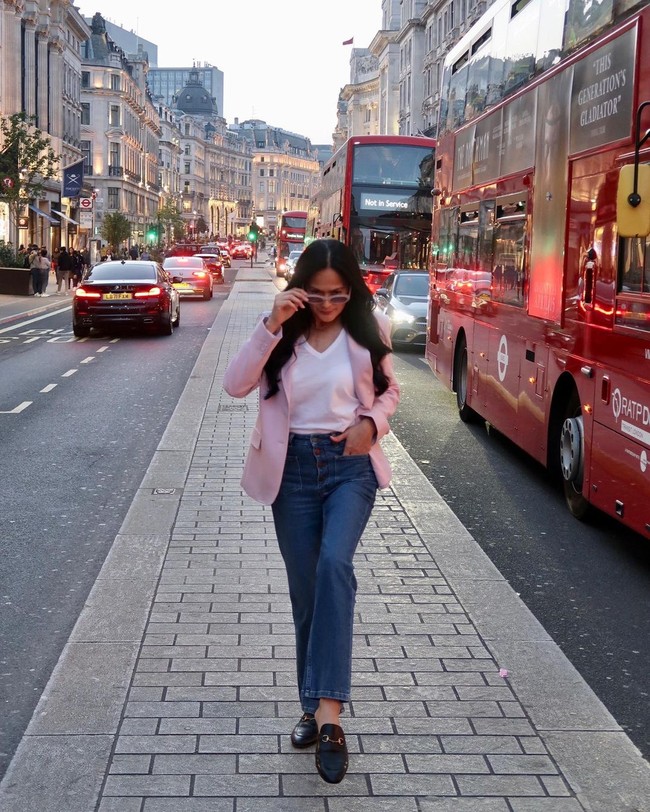 Donna Harun dikatakan sedang berada di London untuk liburan. Di Instagram, aktris tersebut pun tampak menikmati waktunya di sana selagi tampil cantik dan stylish.Foto: Instagram @donnaharunofficial