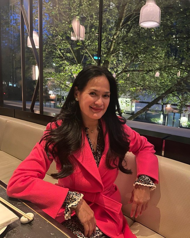 Selama jalan-jalan ke sejumlah tempat, Donna terlihat menawan dengan gaya busananya elegan. Dalam foto ini, wanita yang sering dipuji awet muda tersebut mengenakan dress dan jubah pink. Foto: Instagram @donnaharunofficial