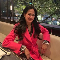 Selama jalan-jalan ke sejumlah tempat, Donna terlihat menawan dengan gaya busananya elegan. Dalam foto ini, wanita yang sering dipuji awet muda tersebut mengenakan dress dan jubah pink. Foto: Instagram @donnaharunofficial