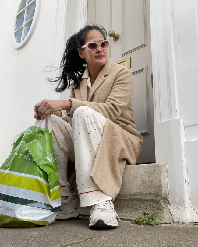 Tak selalu elegan, Donna juga memamerkan gaya santainya ketika pakai piyama. Tapi ketika dipadukan dengan jubah, sneakers, juga kacamata, penampilannya jadi stylish. Foto: Instagram @donnaharunofficial