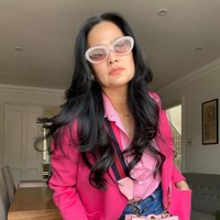 Donna Harun tampak semakin awet muda ketika memadukan jubah pink tersebut dengan kemeja pink dan jeans. Gayanya semakin maksimal ketika menambahkan tas Gucci yang juga berwarna merah muda. Foto: Instagram @donnaharunofficial
