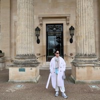 Gaya Donna Harun kali ini stylish dengan paduan jubah dan syal. Dalam berbagai kesempatan, ia terlebih lebih memlih purse daripada tote bag yang menambah kesan elegan pada gayanya yang kasual.Foto: Instagram @donnaharunofficial