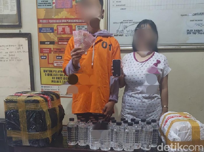 Dua pemuda yang tertangkap saat transaksi miras jenis Arak Jowo.
