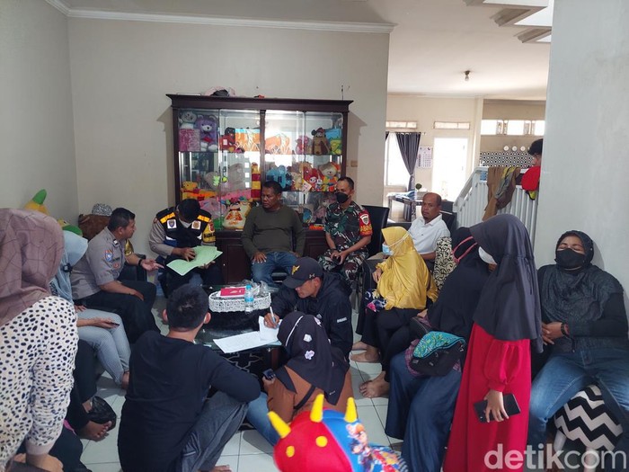 Emak-emak geruduk rumah pengelola tabungan yang diduga telah menilap uang nasabah hingga Rp 500 juta.
