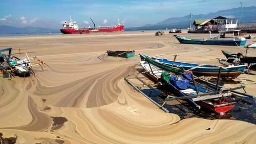 Kondisi Pantai Amahami yang airnya berubah menjadi cokelat keputihan dan berbusa