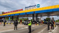 Petugas kepolisian berjaga di Gerbang Tol Kalikangkung, Semarang.