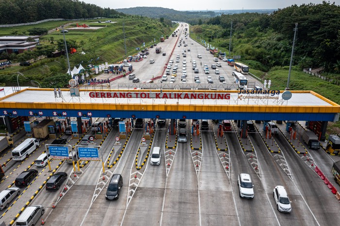Petugas kepolisian berjaga di Gerbang Tol Kalikangkung, Semarang, Jawa Tengah, Rabu (30/4/2022). Volume kendaraan arus mudik Tol Trans Jawa Batang-Semarang dari arah Jakarta yang memasuki Gerbang Tol Kalikangkung menuju ke sejumlah wilayah di Jateng dan Jatim pada H-5 Lebaran hingga pukul 16:00 WIB terpantau lancar terkendali. ANTARA FOTO/Aji Styawan/YU