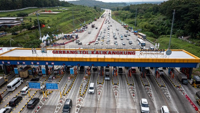 Foto Udara Gerbang Tol Kalikangkung pada H-5 Lebaran Petugas kepolisian berjaga di Gerbang Tol Kalikangkung, Semarang, Jawa Tengah, Rabu (30/4/2022). Volume kendaraan arus mudik Tol Trans Jawa Batang-Semarang dari arah Jakarta yang memasuki Gerbang Tol Kalikangkung menuju ke sejumlah wilayah di Jateng dan Jatim pada H-5 Lebaran hingga pukul 16:00 WIB terpantau lancar terkendali. ANTARA FOTO/Aji Styawan/YU