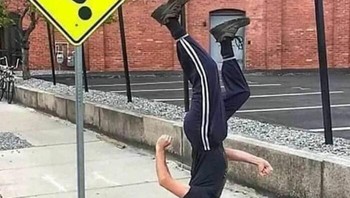 Ada-ada saja ngikutin gaya tanda jalan. Foto: Boredpanda