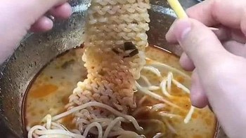 Wah, rupanya mie bisa dirajut juga lho. Foto: Boredpanda