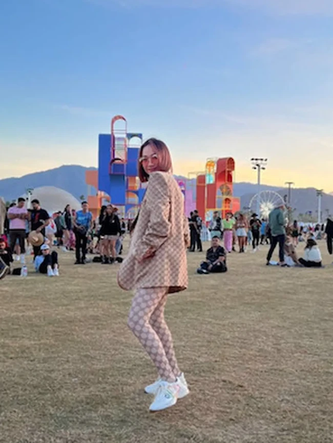 Busana dari Gucci tersebut terdiri dari blazer motif Gucci yang dipadu legging motif senada.  Tidak ketinggalan dad sneakers dan kacamata yang playful. Foto: Instagram