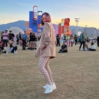 Busana dari Gucci tersebut terdiri dari blazer motif Gucci yang dipadu legging motif senada.  Tidak ketinggalan dad sneakers dan kacamata yang playful. Foto: Instagram