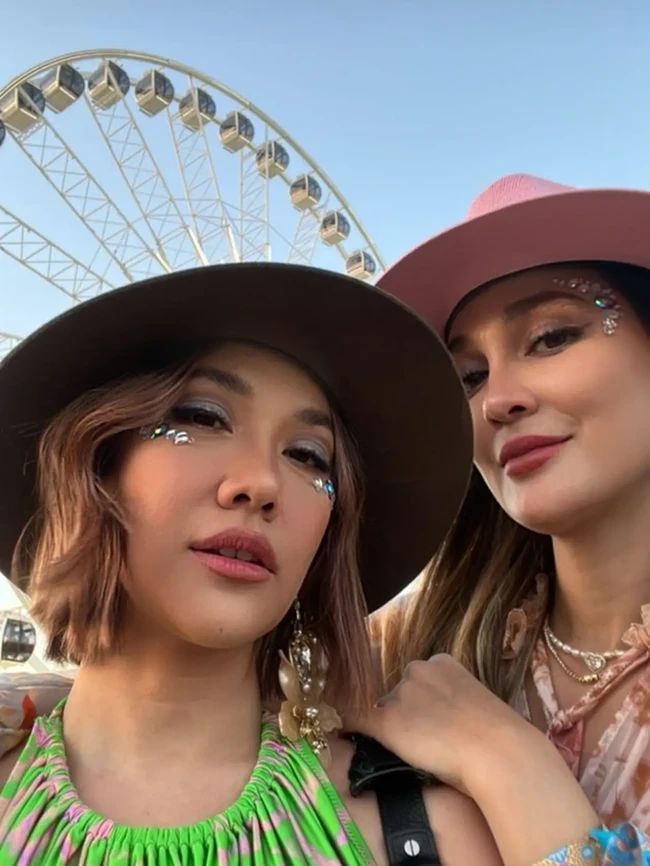 Gayanya kian sempurna dengan riasan wajah bertema unicorn yang mengilap. Foto: Instagram