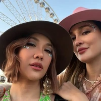 Gayanya kian sempurna dengan riasan wajah bertema unicorn yang mengilap. Foto: Instagram