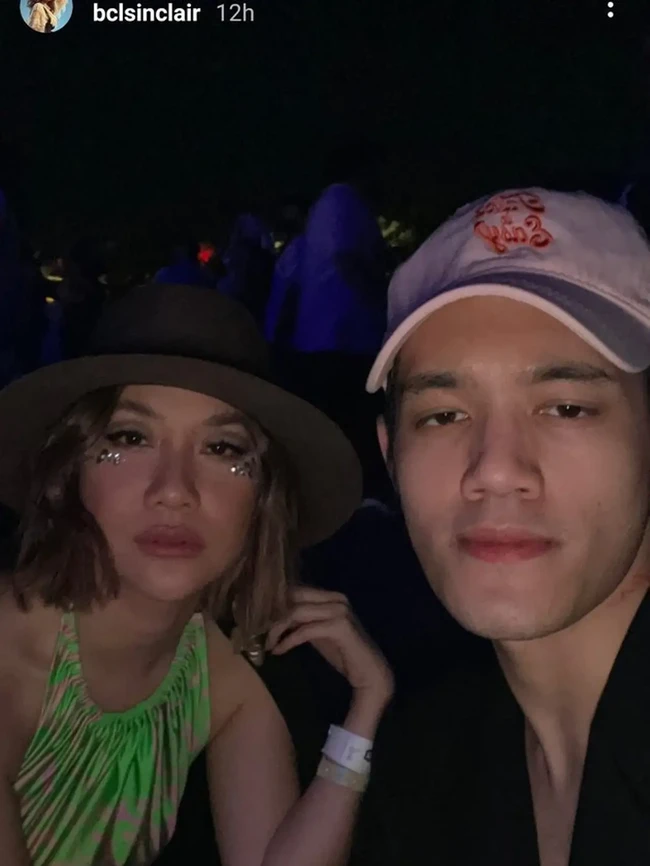 Hari berikutnya, ia tampil dengan tank-top hijau neon dan topi vedora. Foto: Instagram