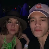 Hari berikutnya, ia tampil dengan tank-top hijau neon dan topi vedora. Foto: Instagram