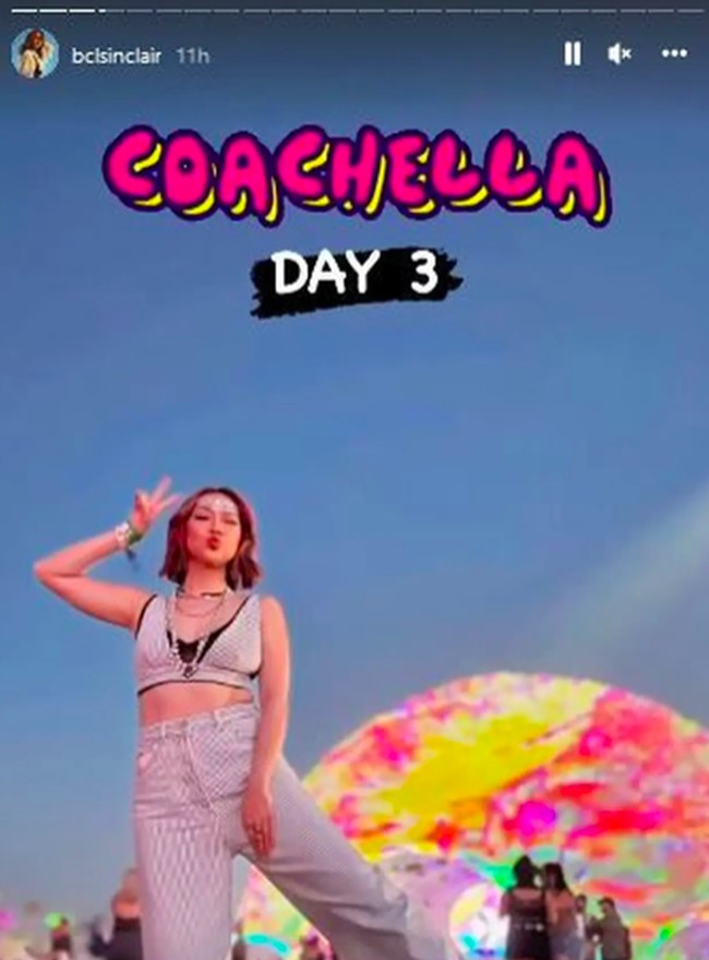 Gaya busana BCL tak hanya itu saja. Ia juga memakai crop top berwarna terang yang mengekspos perut ratanya dan celana high-waisted senada. Foto: Instagram