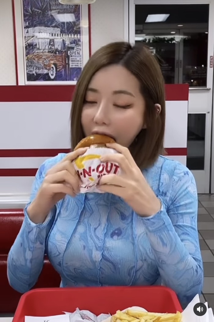 Gaya Seksi DJ Soda Saat Makan Pasta hingga Makan Opor Ayam Pakai Ker