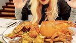 Gaya Seksi DJ Soda Saat Makan Pasta hingga Makan Opor Ayam Pakai Kerupuk