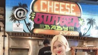 Selain doyan makan pasta, DJ Soda juga ketagihan makan burger. Paduan keju dengan burger dan saus yang melimpah jadi kesukaannya. Foto: Instagram @deejaysoda