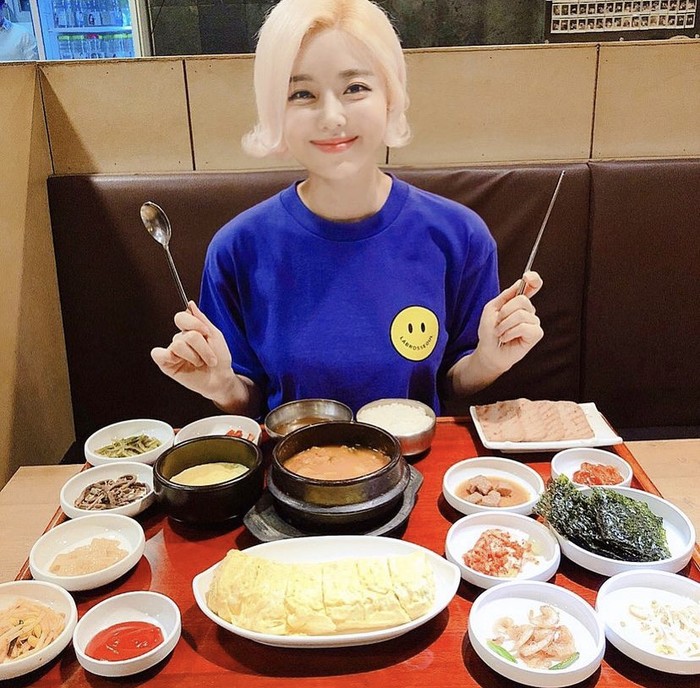 Gaya Seksi DJ Soda Saat Makan Pasta hingga Makan Opor Ayam Pakai Ker