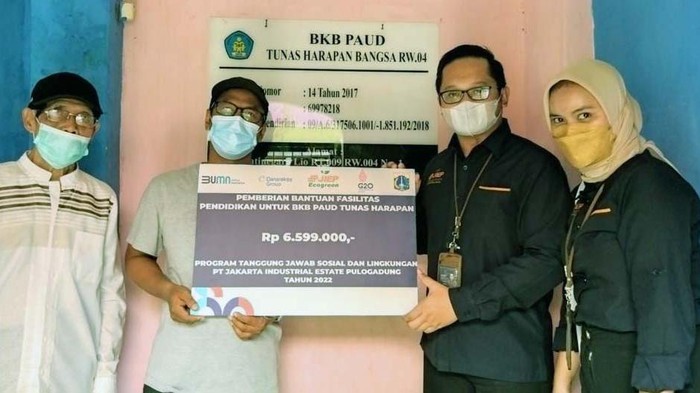 Gelar Safari Ramadan, JIEP Beri Bantuan Modal PT Jakarta Industrial Estate Pulogadung (JIEP) menggelar Safari Ramadan. Mereka membagikan sembako dan mudal usaha di sekitar Kawasan Industri Pulogadung.