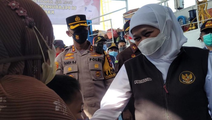 Gubernur Jawa Timur Khofifah Indar Parawansa di Pelabuhan Jangkar Situbondo