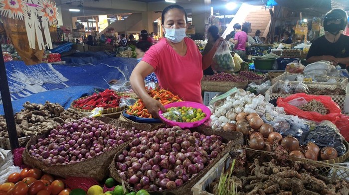 Suasana Pasar Amlapura Timur menjelang perayaan Lebaran 2022