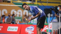 Momentum Chico tak terhenti di gim ketiga, dengan Momota kesulitan menunjukkan permainan terbaiknya. Setelah memimpin 7-3, Chico langsung melesat dan merebut sembilan poin beruntun, lalu mengunci tiket babak kedua.  