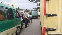 Kendaraan yang melintas di jalan tersebut terhambat saat bubaran karyawan PT Kahatex tiba. Atrian kendaraan terjadi di dua titik, di antaranya Pintu Kahatex 1 dan Kahatex 2.