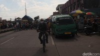 Bubaran karyawan, menjadi salah satu penghambat arus lalu lintas di Jalan tersebut. Kendaraan harus berhenti sejenak saat rombongan karyawan menyebrang. 