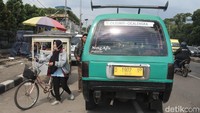 Angkutan umum yang ngetem atau menunggu penumpang tepat didepan gerbang PT Kahatex, juga memberikan hambatan bagi kelancaran arus lalu lintas, pasalnya jalan menjadi menyempit.