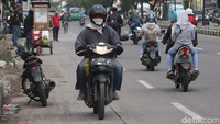 Antrian yang terjadi di Jalan Bandung-Garut juga diakibatkan pengendara sepeda motor melakukan lawan arus. Hal tersebut masih sering terjadi, membahayakan diri sendiri dan wartawan lain.