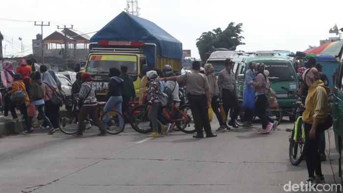 Ini Biang Kerok Antrean Kendaraan di Jalur Mudik Selatan Antrean kendaraan terjadi di Jalan Raya Bandung-Garut, tepatnya di kawasan industri PT Kahatex yang masuk ke wilayah Kabupaten Sumedang. Ini biang keroknya!