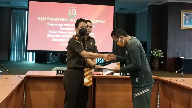 Jaksa bebaskan pria tersangka penganiayaan di Jakarta Selatan dengan dasar restorative justice.