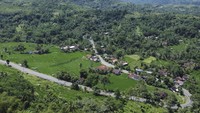 Lalu lintas tampak lengang.