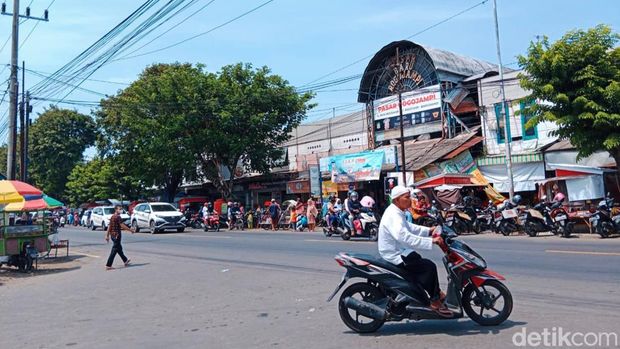 Jalan Raya Rogojampi Km 16- 19 dan Simpang 3 Lincing, Banyuwangi