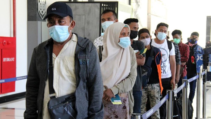 Pos Lintas Batas Negara (PLBN) Entikong didatangi pelintas batas yang hendak masuk ke Indonesia. Beberapa di antaranya masuk ke Indonesia dengan tujuan mudik.