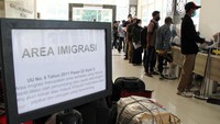 Pelintas batas mengantre untuk menjalani pemeriksaan dokumen di pintu kedatangan Pos Lintas Batas Negara (PLBN) Entikong di Kabupaten Sanggau, Kalimantan Barat, Selasa (26/4/2022).