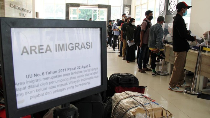 Pos Lintas Batas Negara (PLBN) Entikong didatangi pelintas batas yang hendak masuk ke Indonesia. Beberapa di antaranya masuk ke Indonesia dengan tujuan mudik.