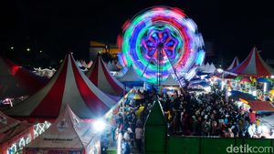 Jelang Lebaran, Warga Tumpah Ruah di Pasar Malam Pamulang