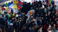 Warga rela antre untuk menaiki beragam wahana permainan di pasar malam ini.  