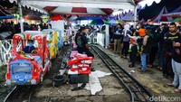 Biasanya warga membawa keluarga atau kerabat untuk mengunjungi pasar malam ini.  