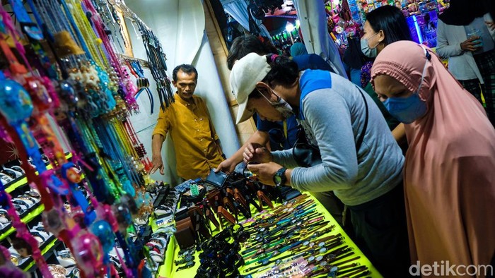 Warga ramai-ramai mengunjungi pasar malam di Jalan Siliwangi, Kecamatan Pamulang, Tangerang Selatan, Banten, Selasa (25/4/2022) malam.