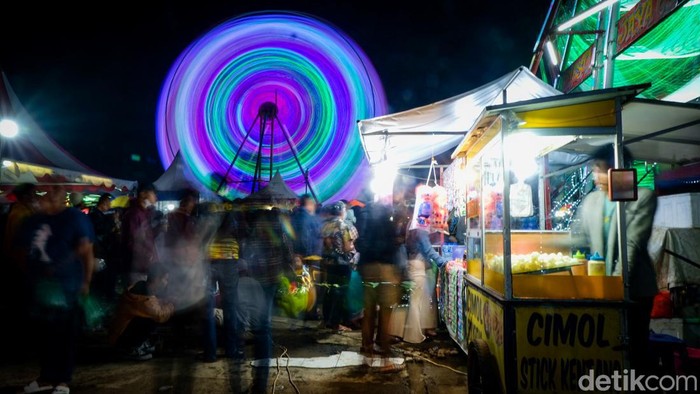Warga ramai-ramai mengunjungi pasar malam di Jalan Siliwangi, Kecamatan Pamulang, Tangerang Selatan, Banten, Selasa (25/4/2022) malam.