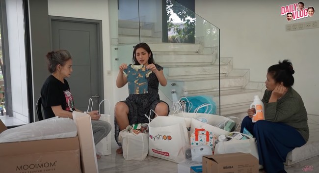 Wanita yang diprediksi akan melahirkan pada Hari Raya Lebaran itu tampak sudah menyiapkan berbagai pakaian lucu dan menggemaskan untuk calon bayinya. Tak tanggung-tanggung, Jessica bahkan sudah membeli puluhan pakaian untuk anak keduanya itu. Foto: YouTube/Jessica Iskandar