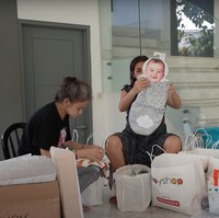 Tak hanya pakaian, Jessica juga membeli bedong untuk calon buah hatinya. Jessica memilih beberapa bedong instan untuk kelak digunakan oleh anak keduanya.  Foto: YouTube/Jessica Iskandar