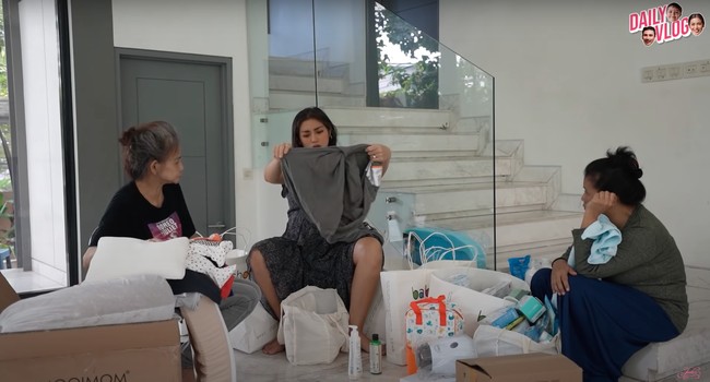 Untuk kain gendongan, Jessica memilih warna abu-abu. Barang-barang tersebut dipilih Jessica bersama sang suami, Vincent Verhaag. Foto: YouTube/Jessica Iskandar